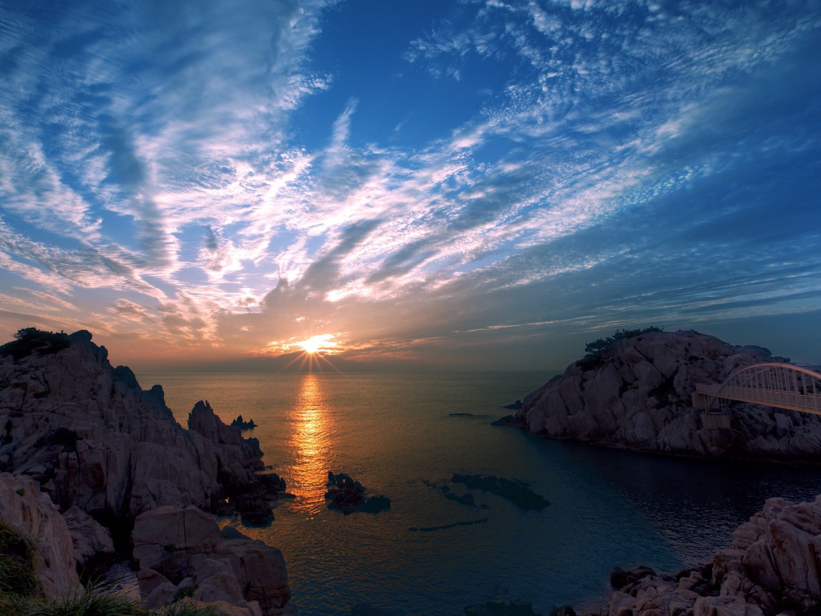 Красивый вид на закат над морем 