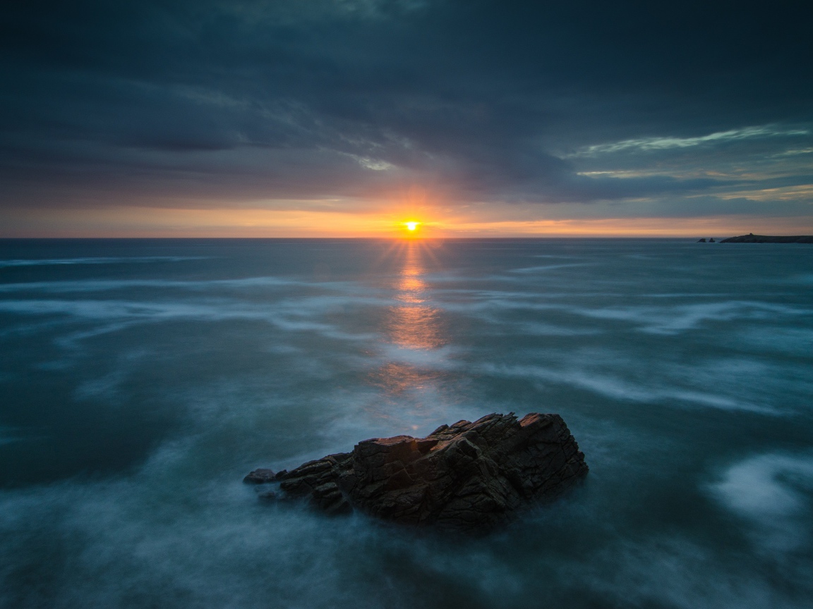 Закат солнца над покрытом льдом озером 