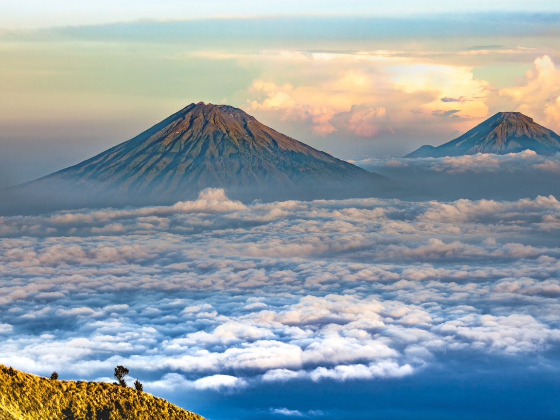 Вид на вершины спокойных вулканов 