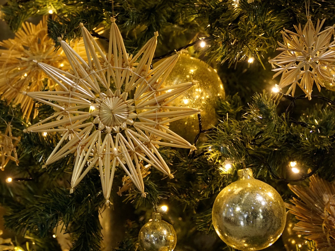 Красивые елочные украшения на ветках 