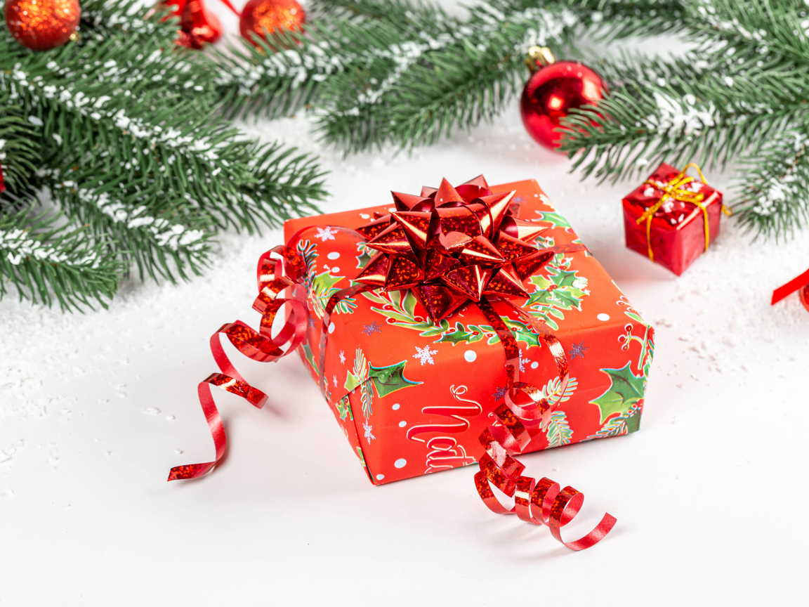 Большой красивый красный подарок с еловой веткой 