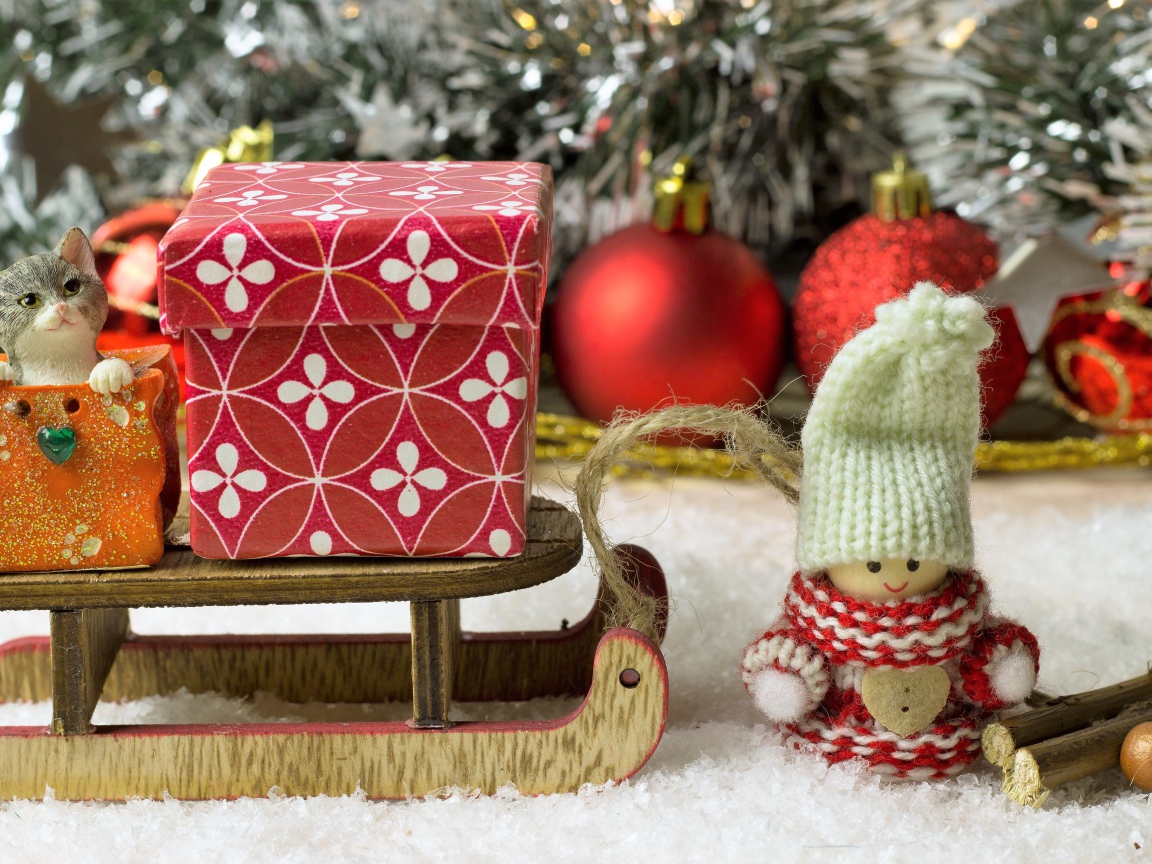 Новогодний декор под елкой