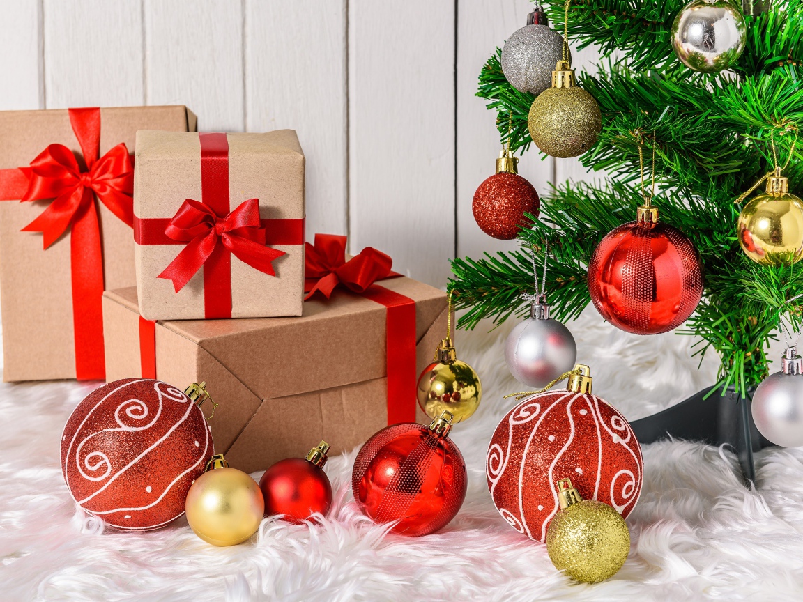 Новогодняя ель с подарками и игрушками 