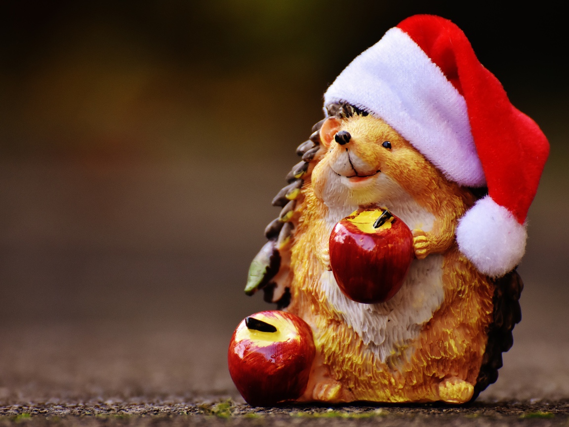 Статуэтка ежик с яблоками в новогодней шапке 