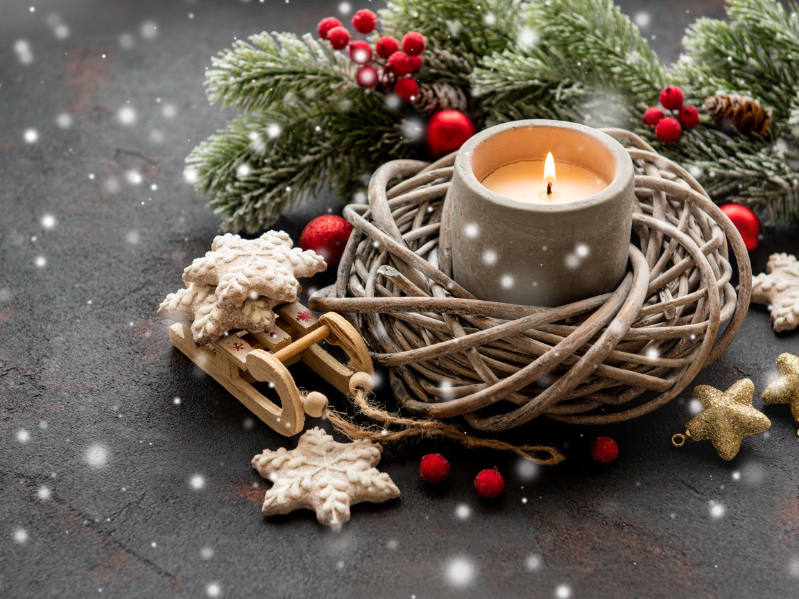 Зажженная свеча с еловой веткой и украшениями