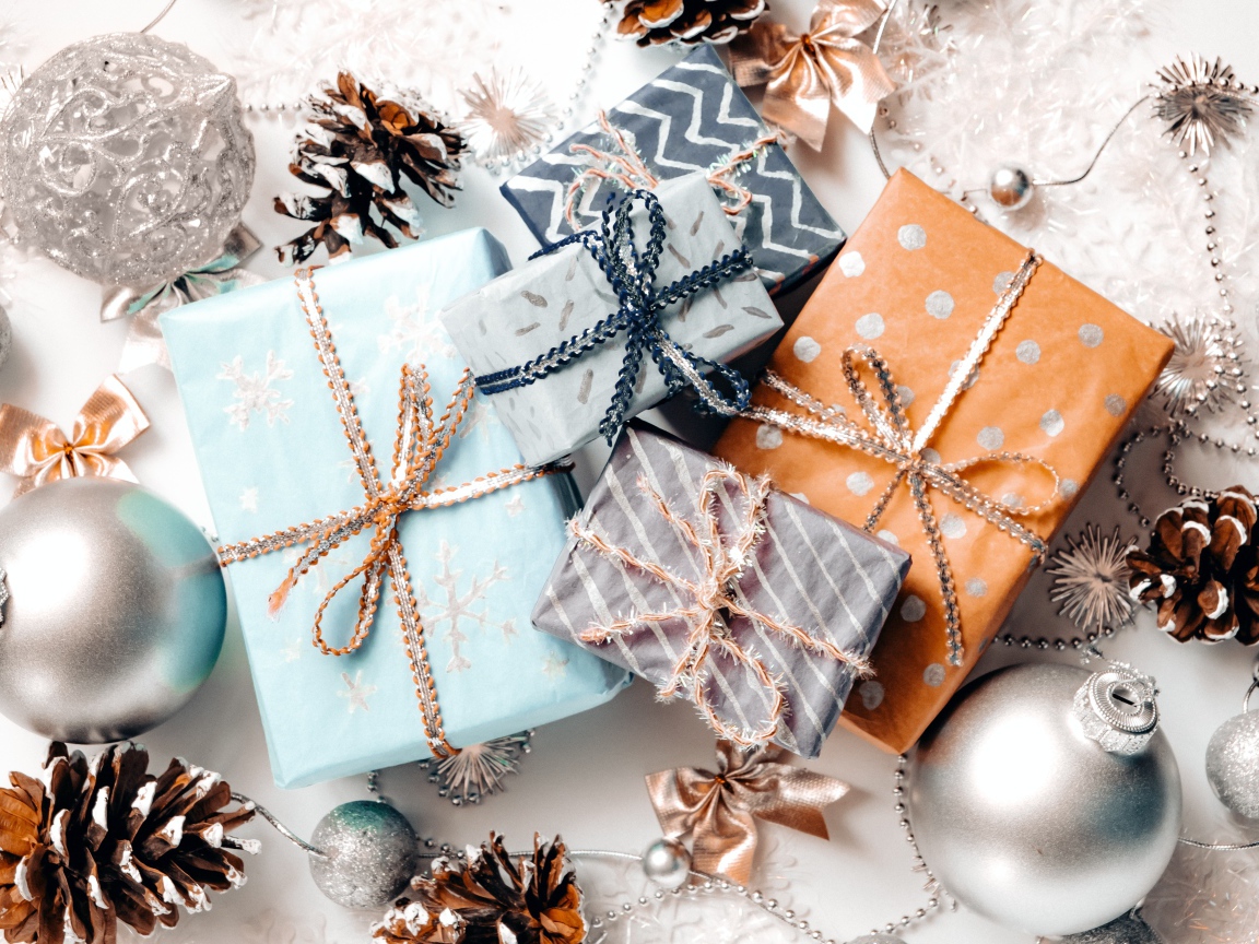 Новогодние подарки с украшениями на новый год 2022 