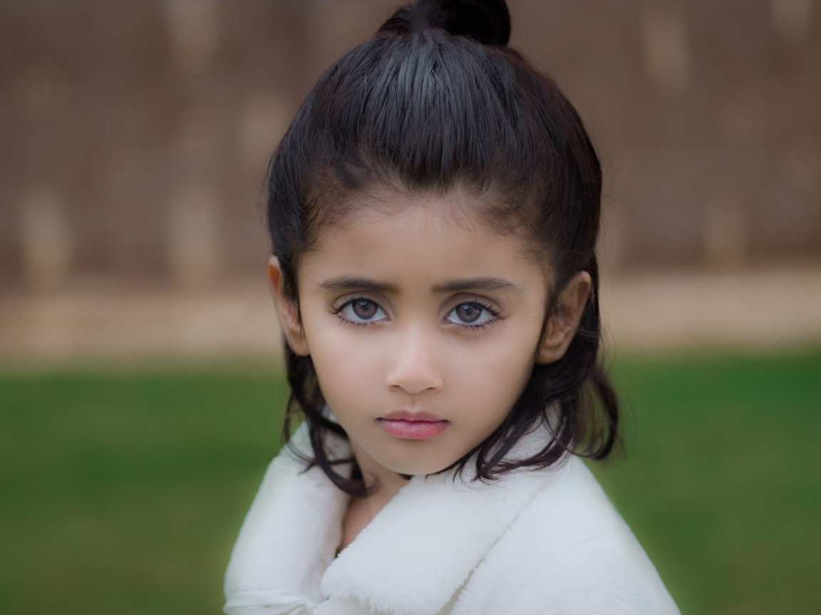 Красивая девочка с большими глазами
