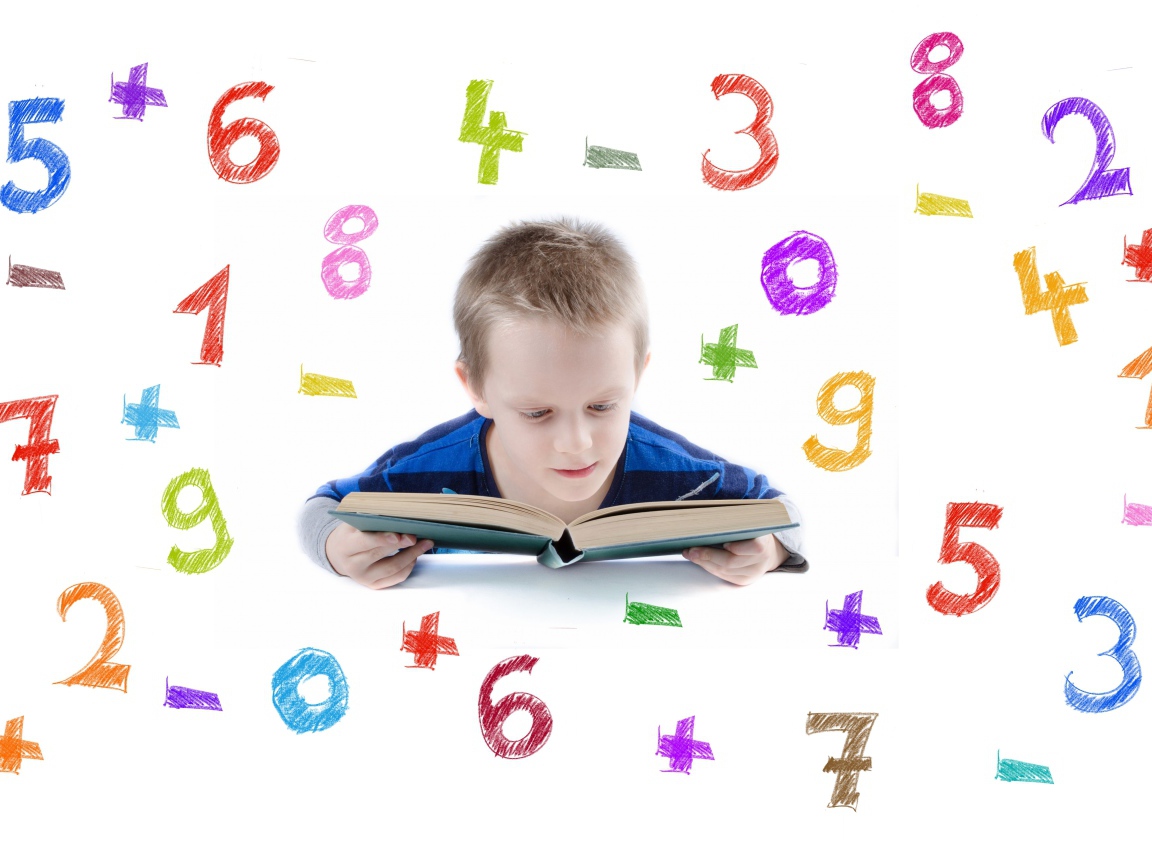 Мальчик с книгой на белом фоне с цифрами