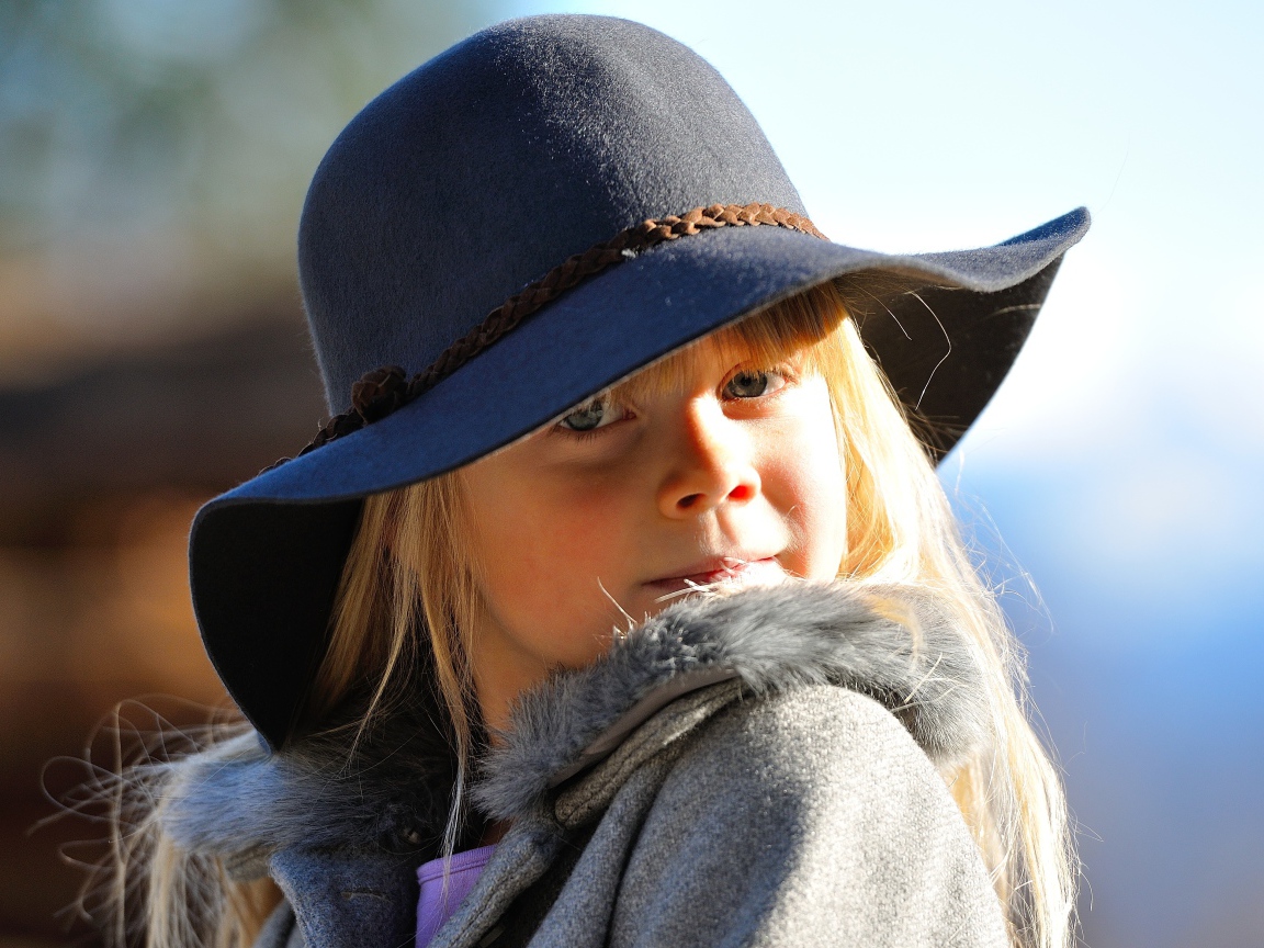 Маленькая девочка блондинка в шляпе
