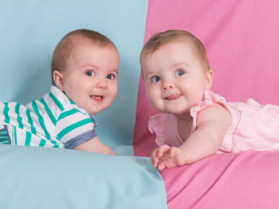 Маленькие мальчик и девочка двойняшки 