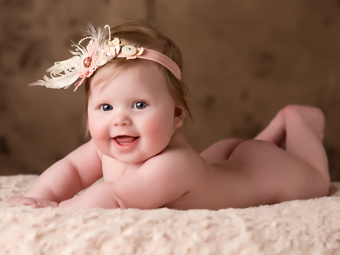 Маленькая забавная девочка с повязкой на голове