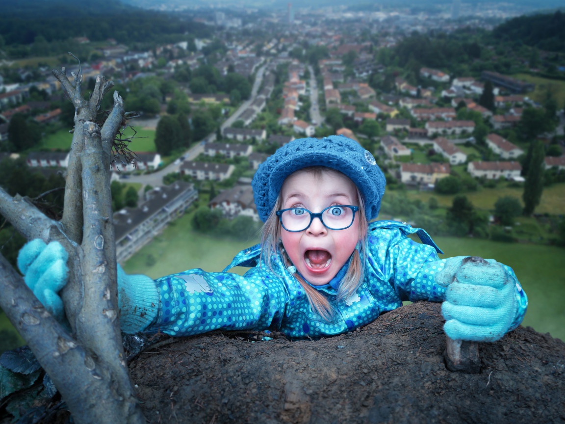 Маленькая девочка в голубом костюме на горе 