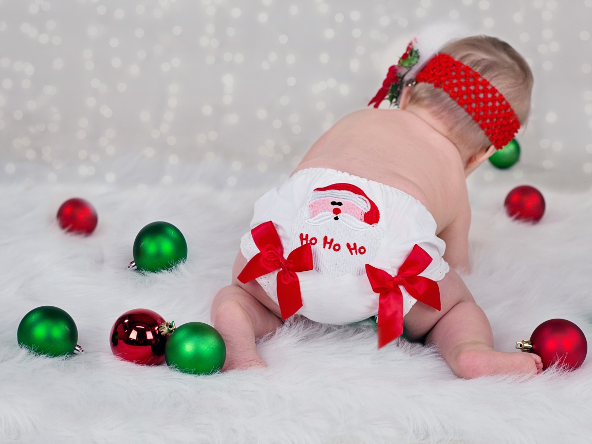 Маленькая девочка  с елочными игрушками 