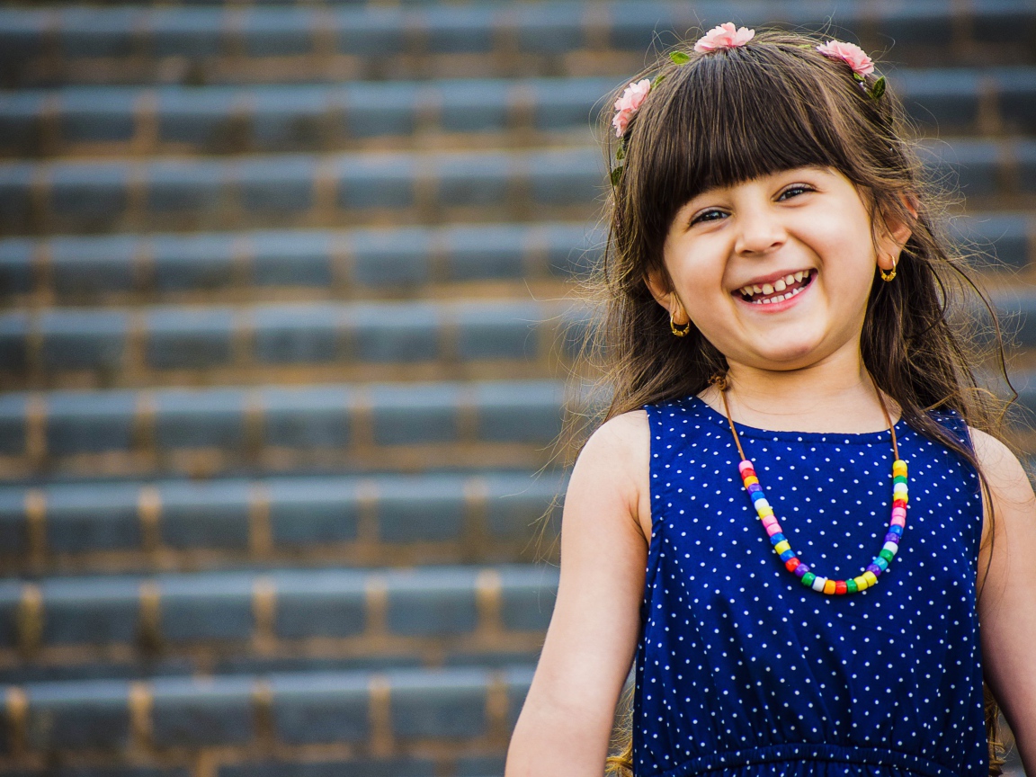 Улыбающаяся маленькая девочка в платье