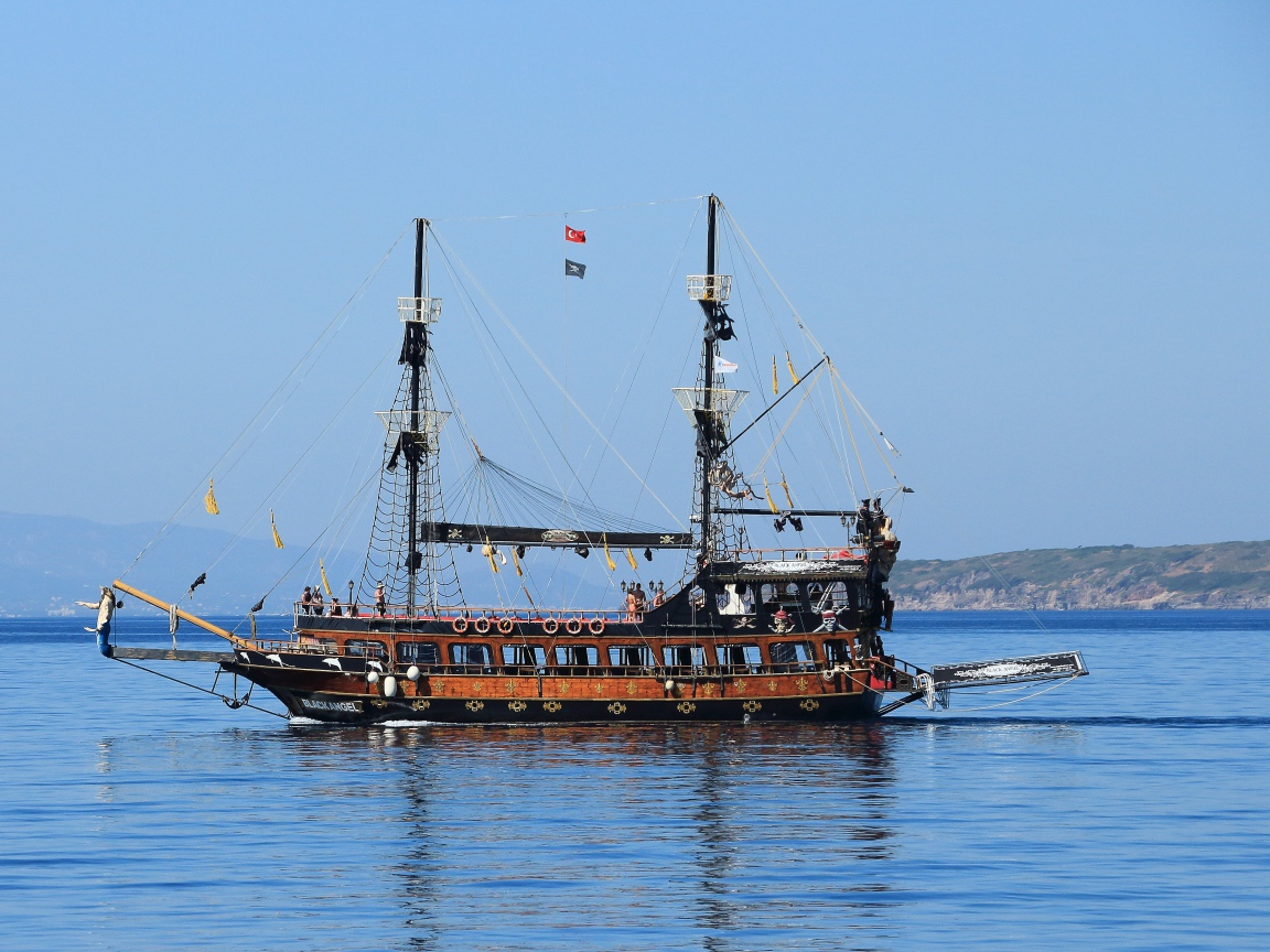 Большой красивый пиратский корабль в море 