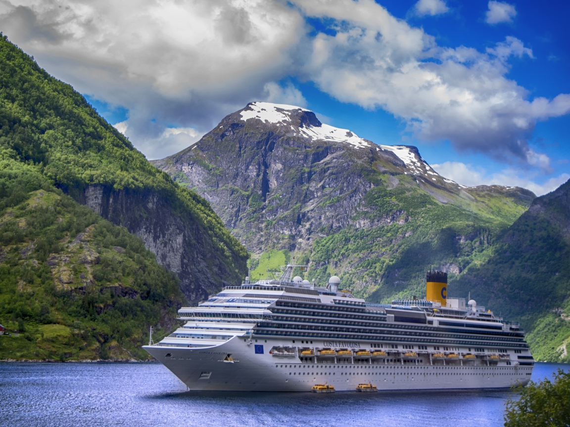 Большой белый круизный лайнер в фьорде 