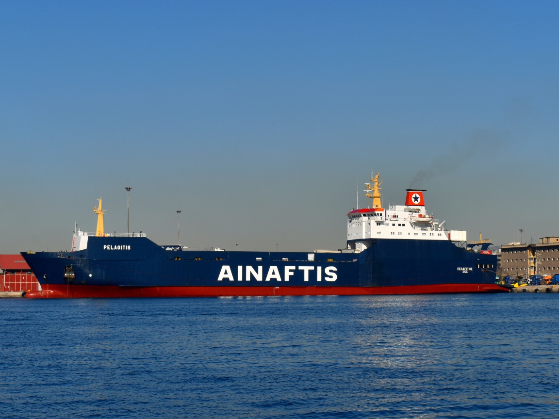 Грузовой танкер Ainaftis в гавани 