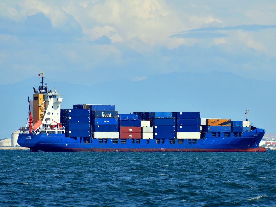 Грузовой танкер с контейнерами в море