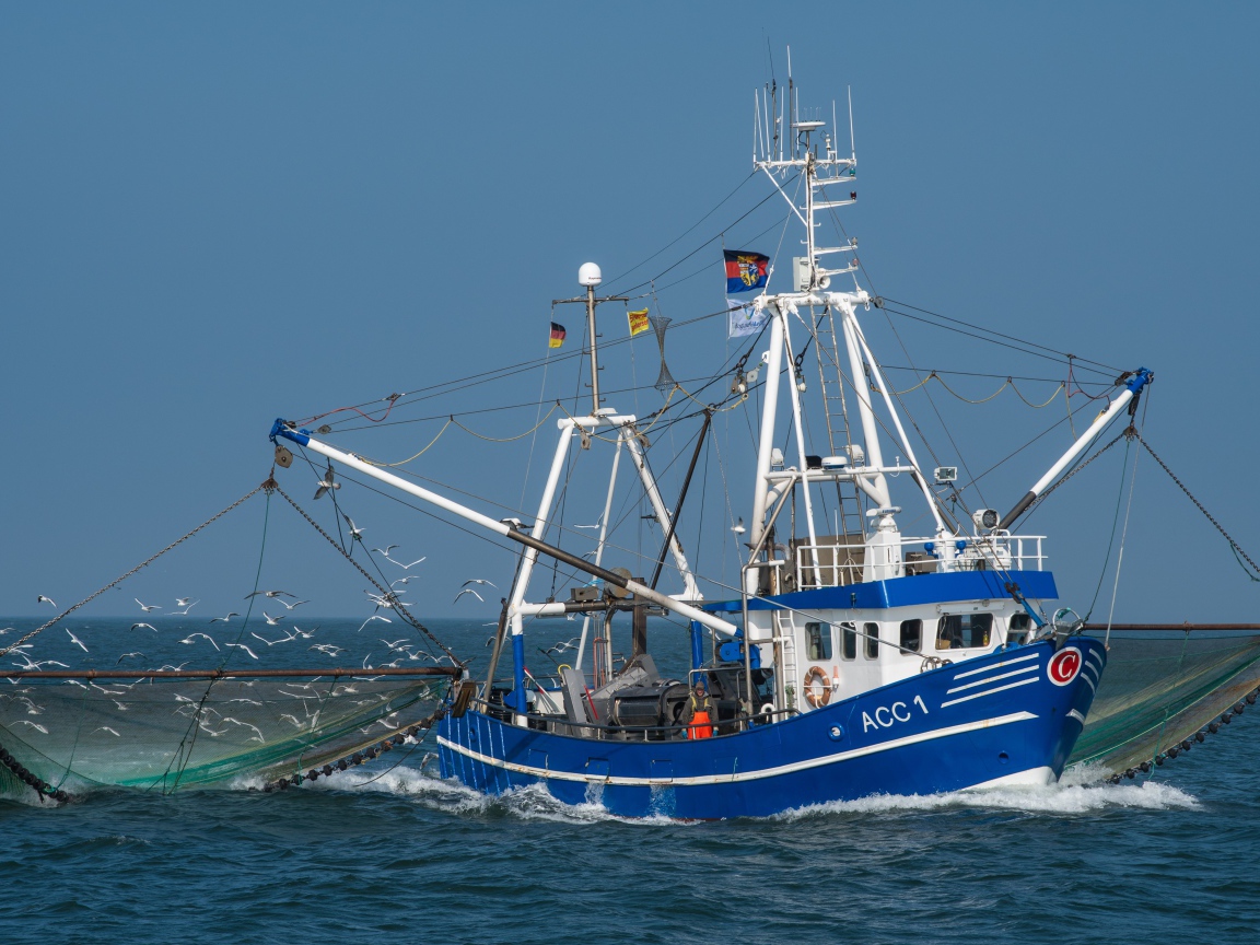Рыболовецкая шхуна с сетями в море 