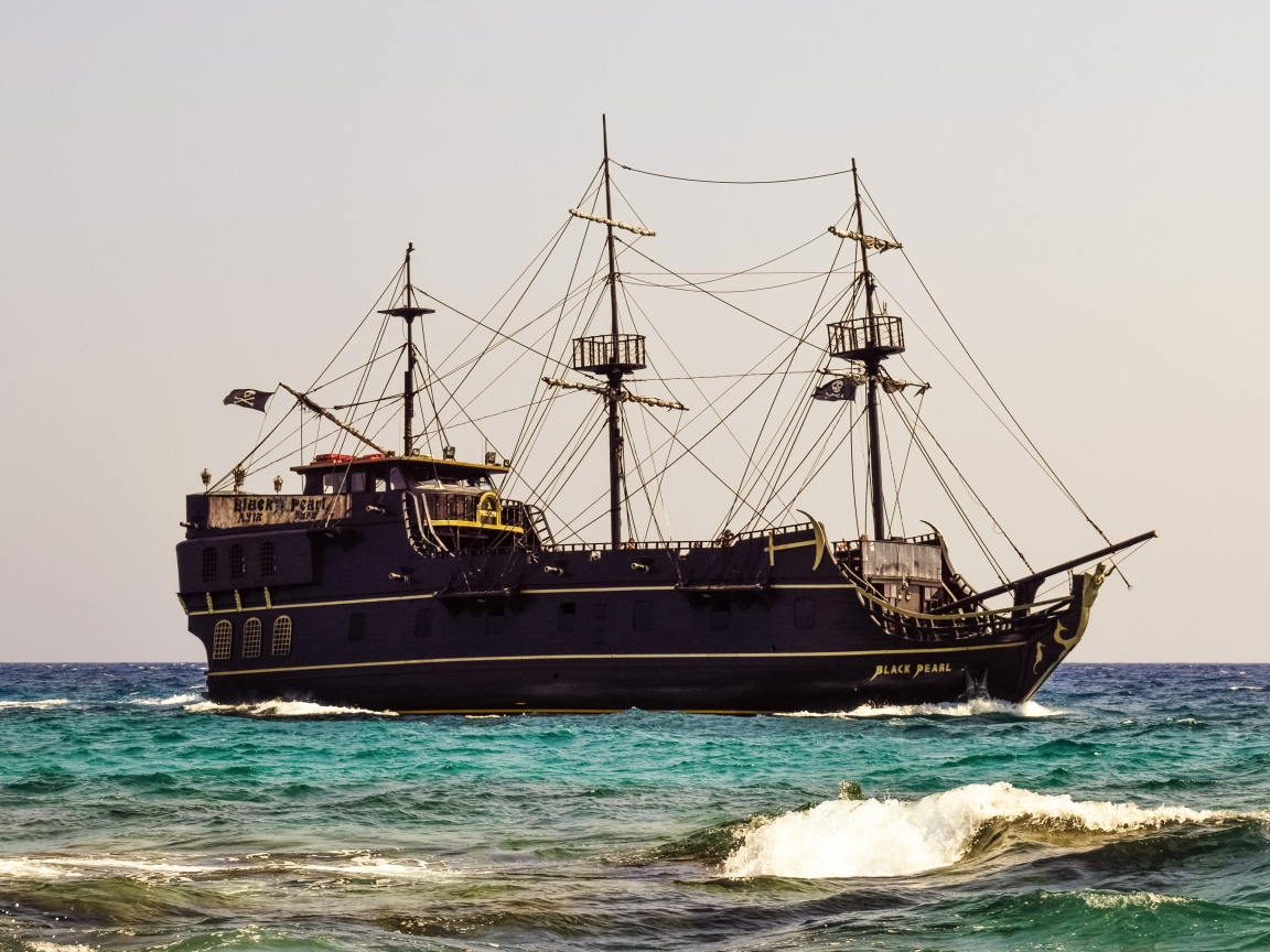 Большой черный пиратский корабль Black Pearl