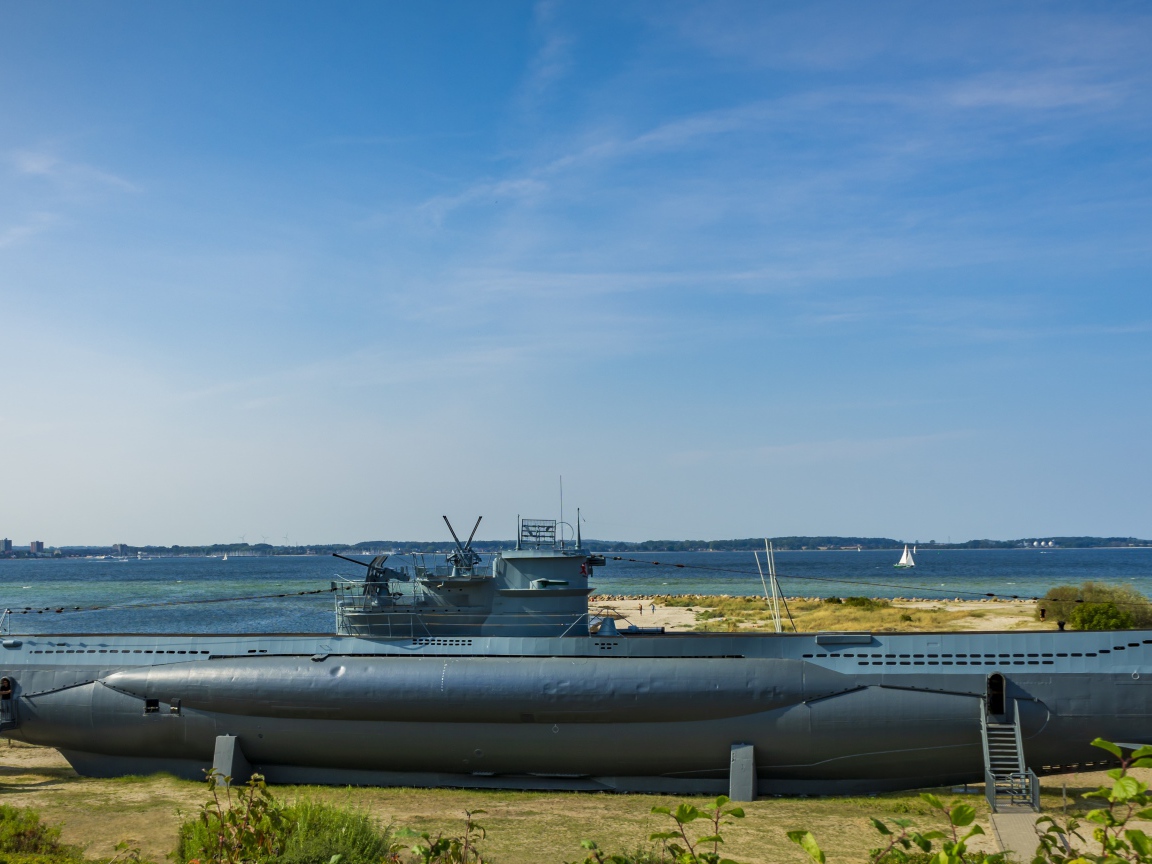 Большая подводная лодка на берегу Балтийского моря