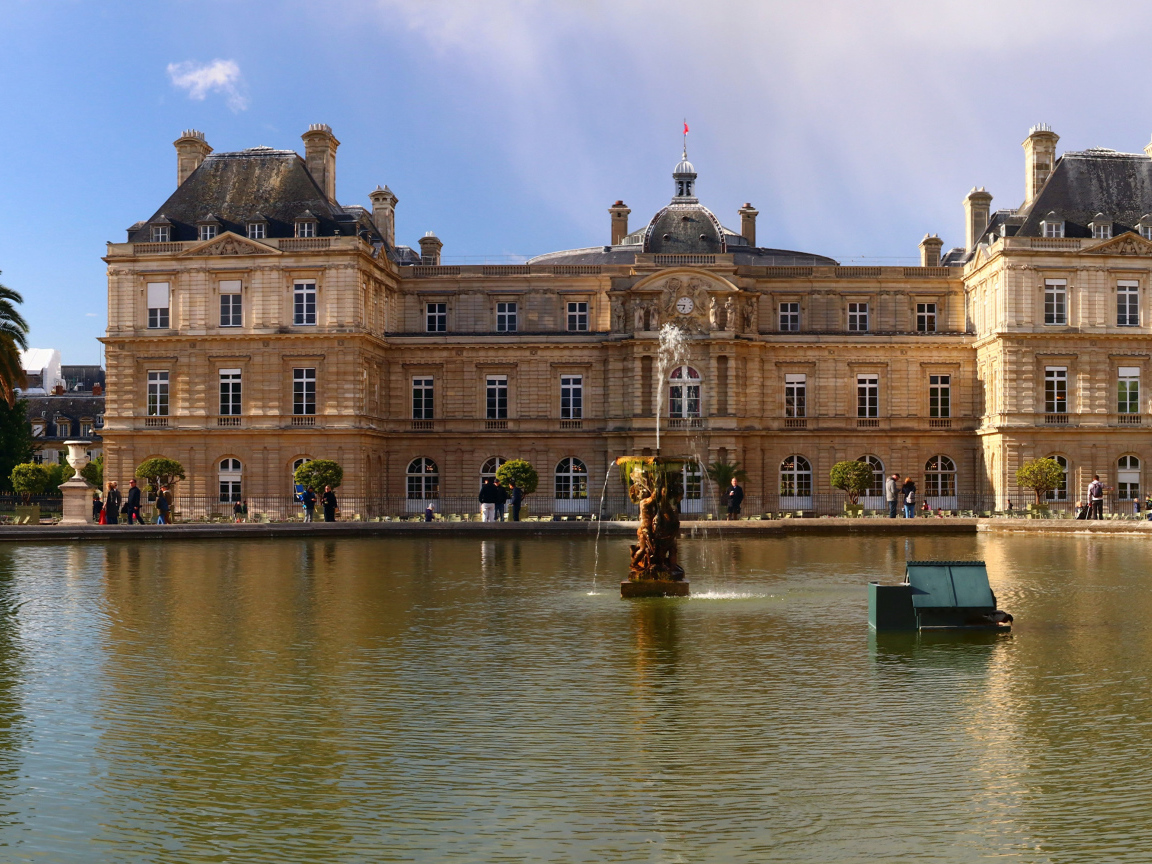 Люксембургский дворец у озера, Париж. Франция