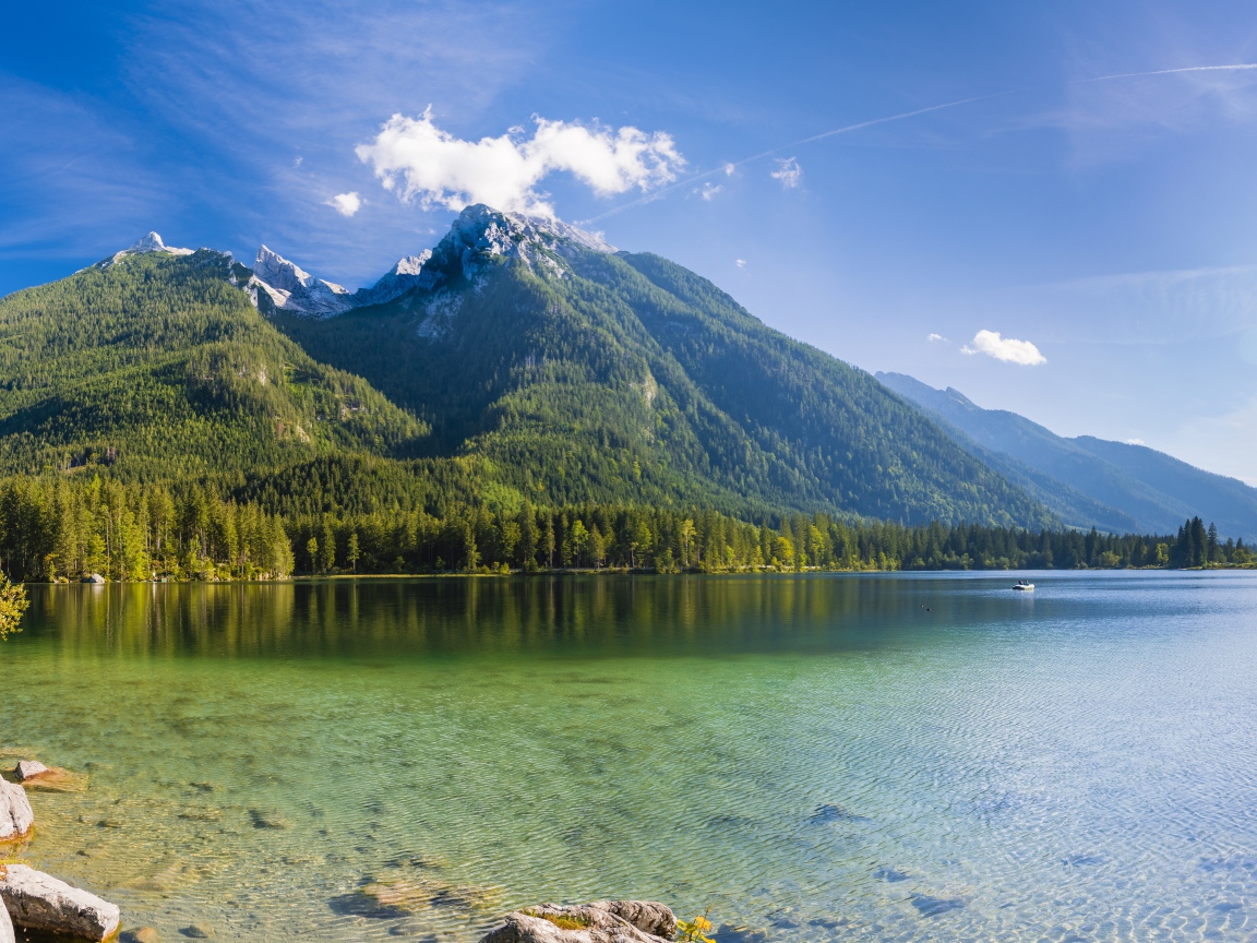 Горы под красивым голубым небом у озера, Германия