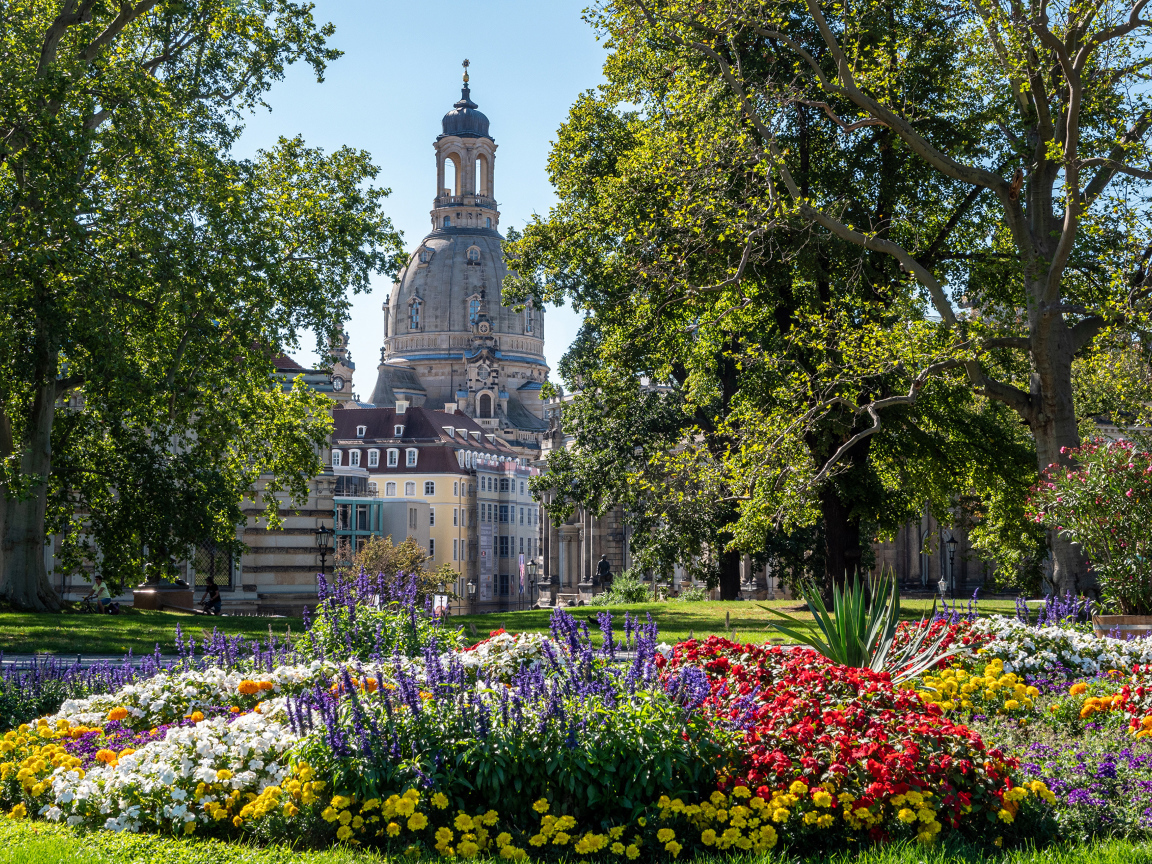 Старая церковь в живописном парке,Дрезден. Германия