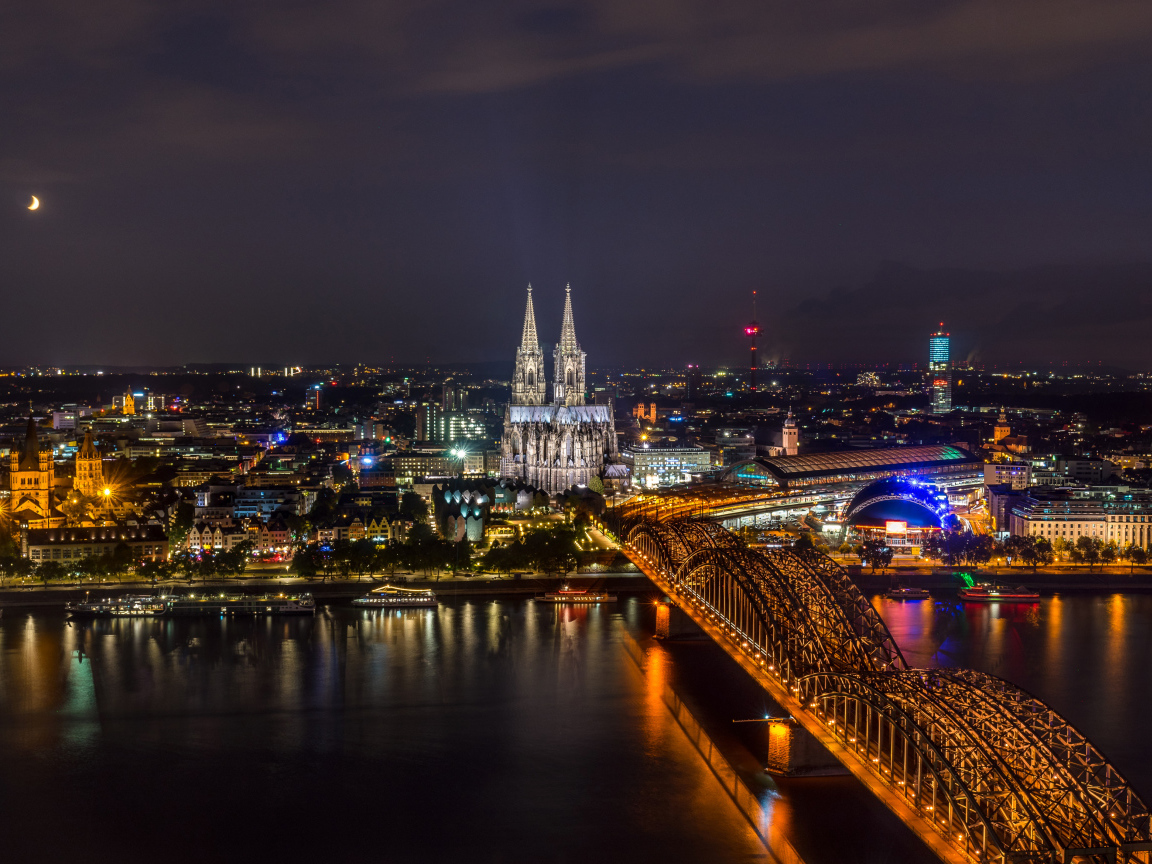 Вид на старый город Кельн ночью, Германия