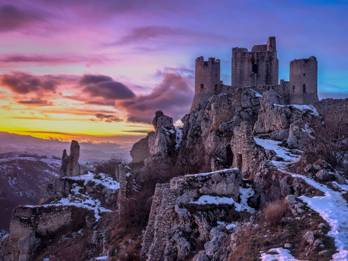 Руины старой крепости Калашио Рокка на фоне красивого неба, Италия