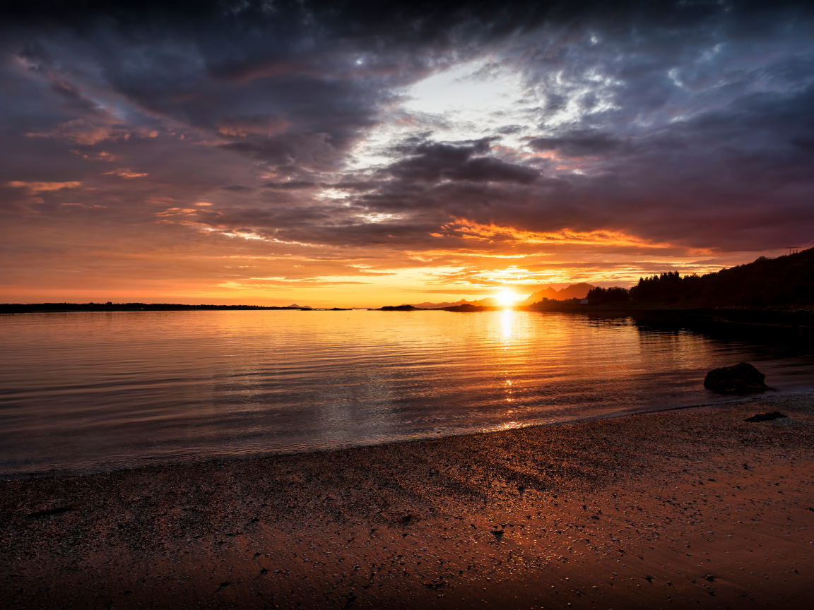 Красивый закат солнца над озером, Норвегия 
