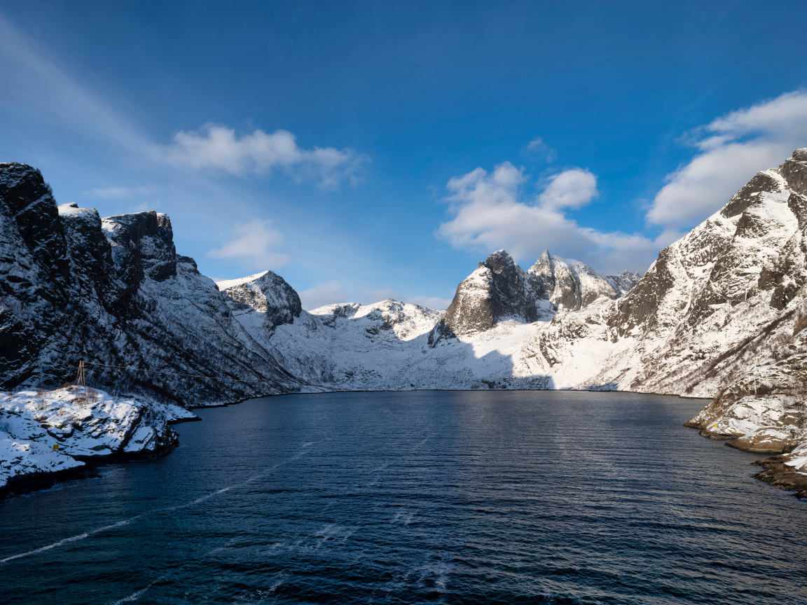 Спокойная холодная вода у заснеженных гор, Норвегия 