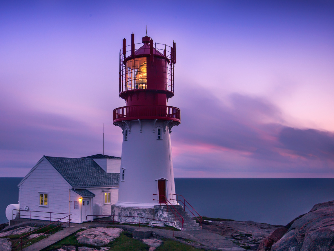 Маяк на берегу моря в сумерках, Норвегия