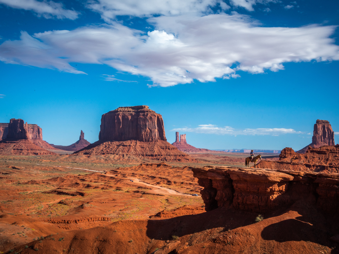 Старинные каменные монументы под голубым небом, США