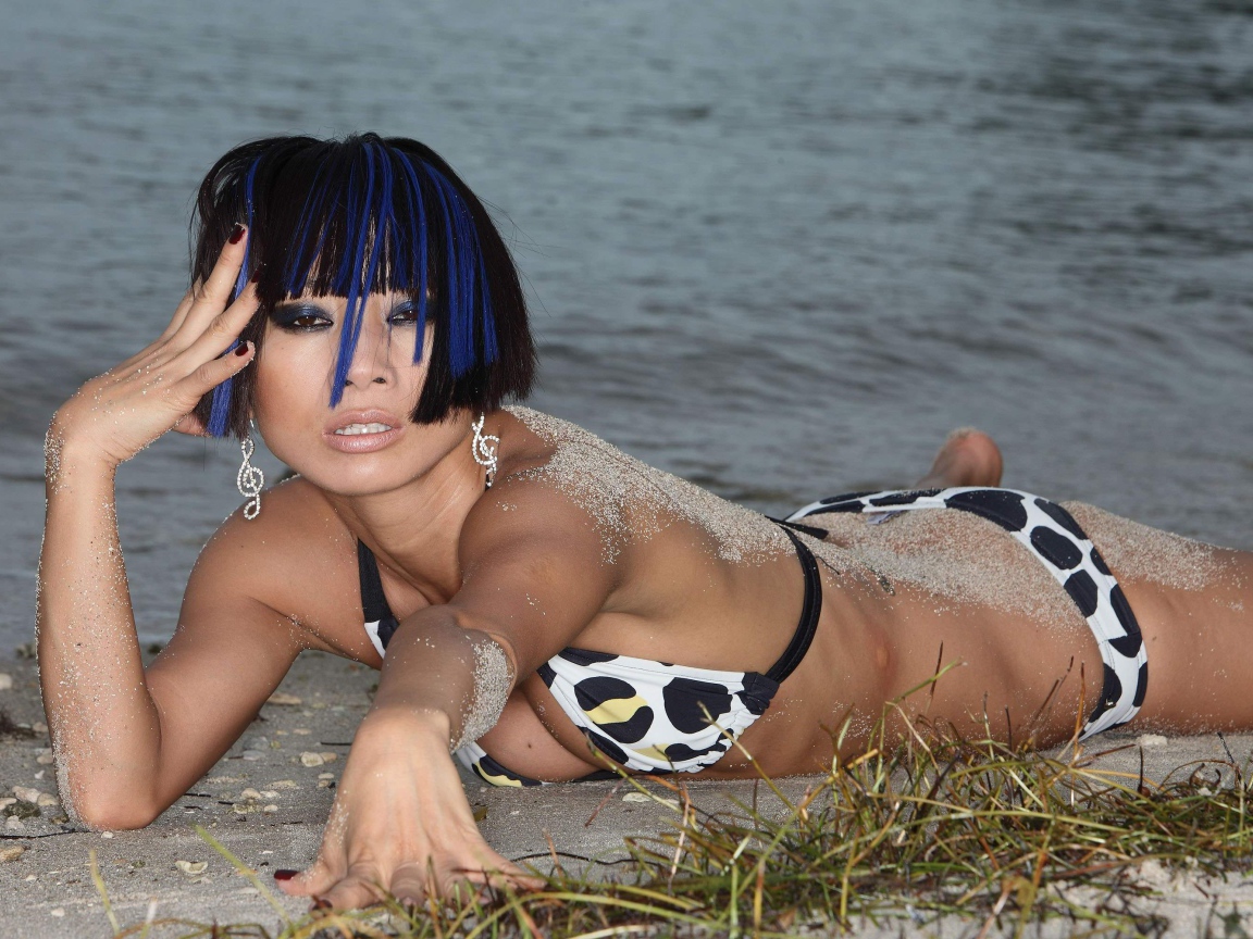 Актриса Бай Лин на пляже