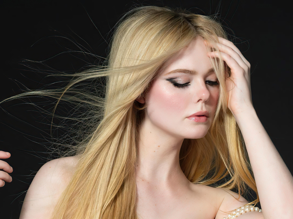 Актриса  Эль Фэннинг на черном фоне