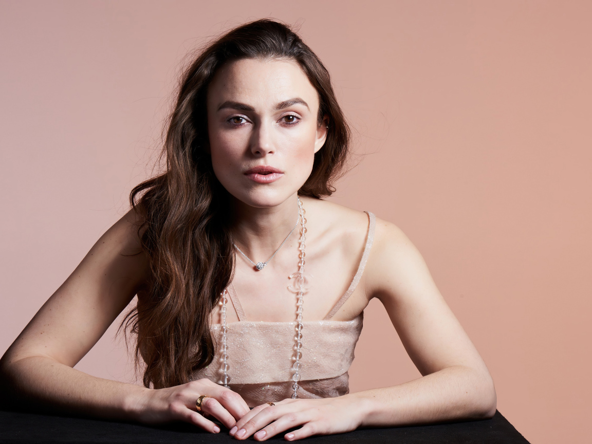 Актриса Кира Найтли на розовом фоне