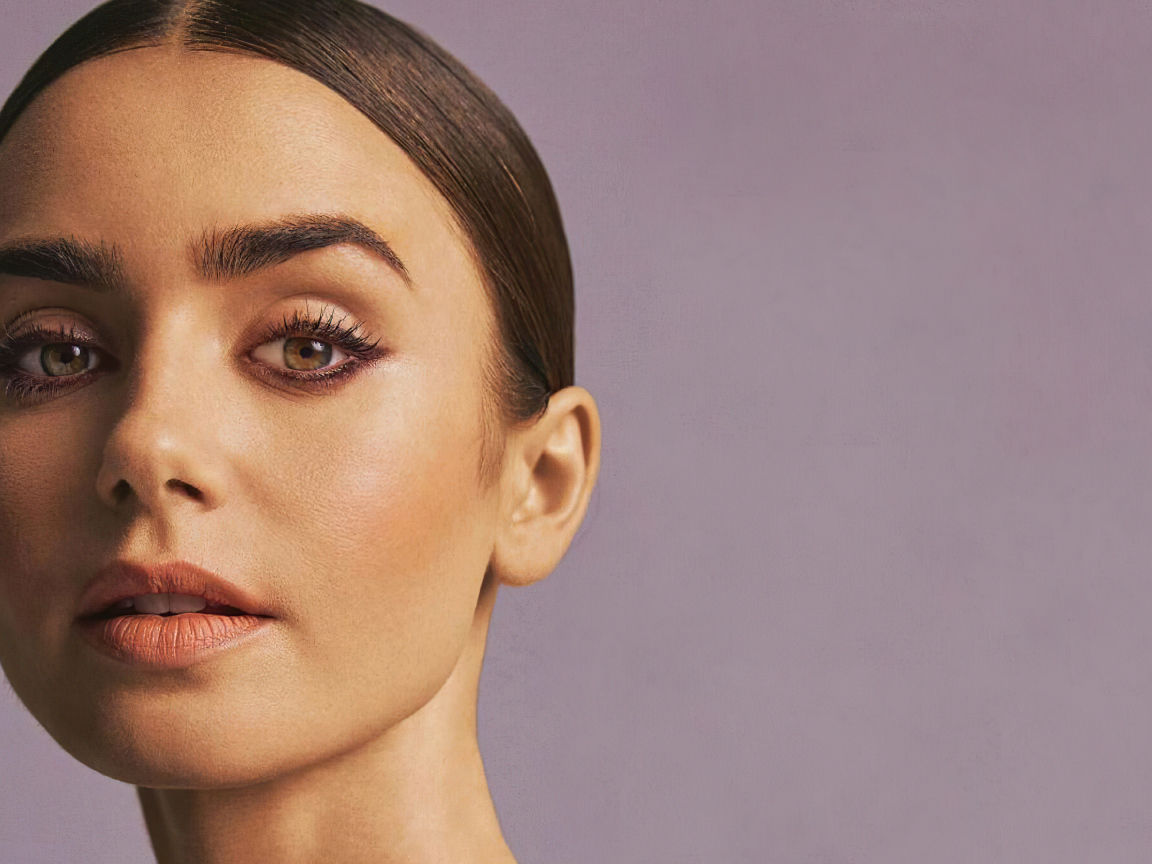 Актриса Лили Коллинз на розовом фоне крупным планом