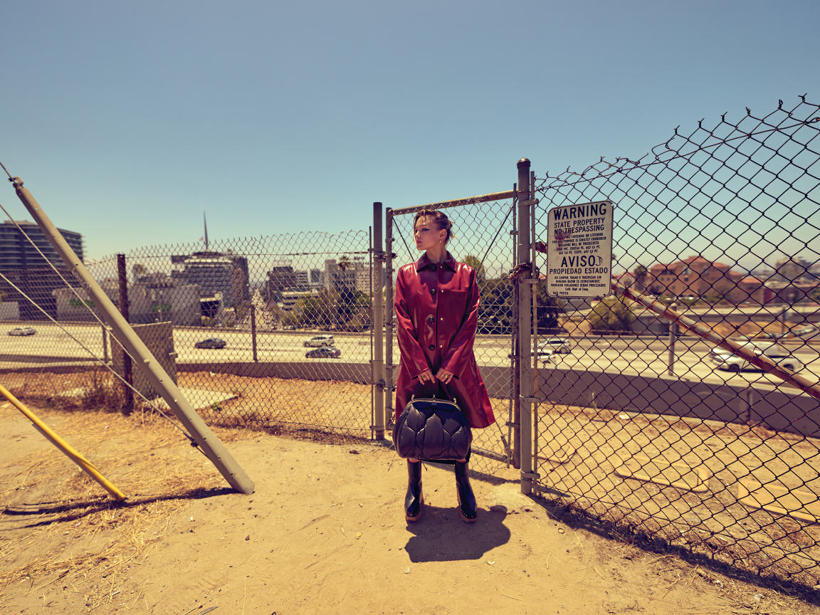 Актриса Оливия Холт в красном пальто