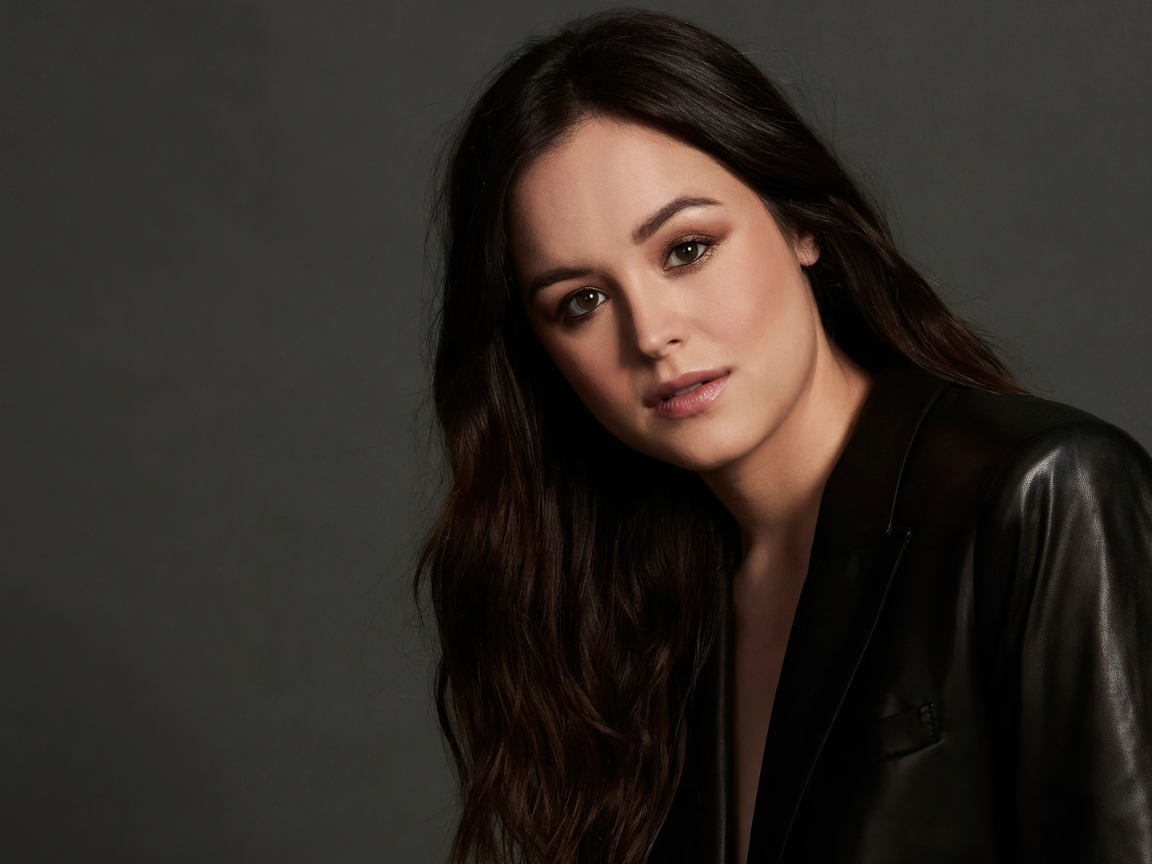 Американская актриса Хейли Оррантия в черной куртке