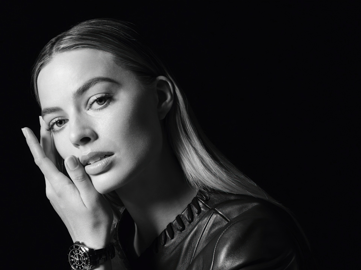 Австралийская актриса Марго Робби на черном фоне