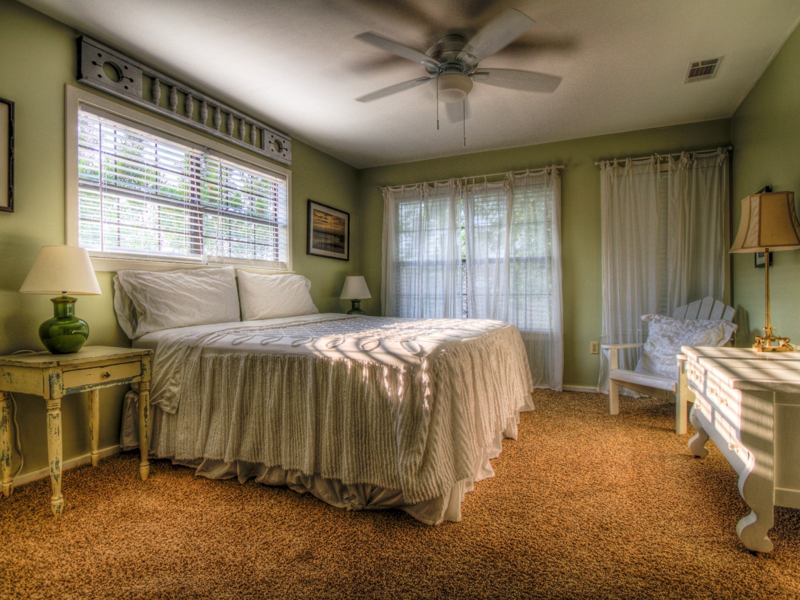 Красивая спальня с большой кроватью 