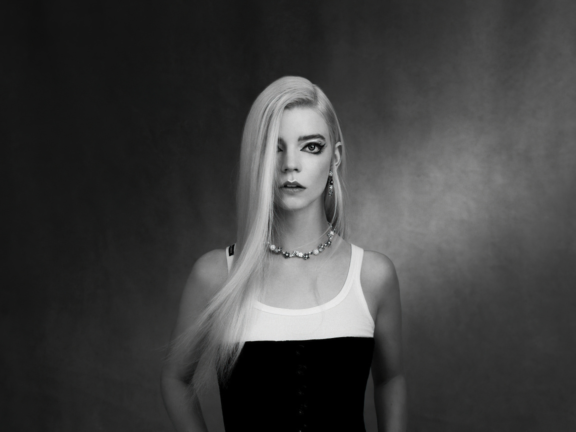 Красивая блондинка актриса Аня Тейлор-Джой черно-белое фото