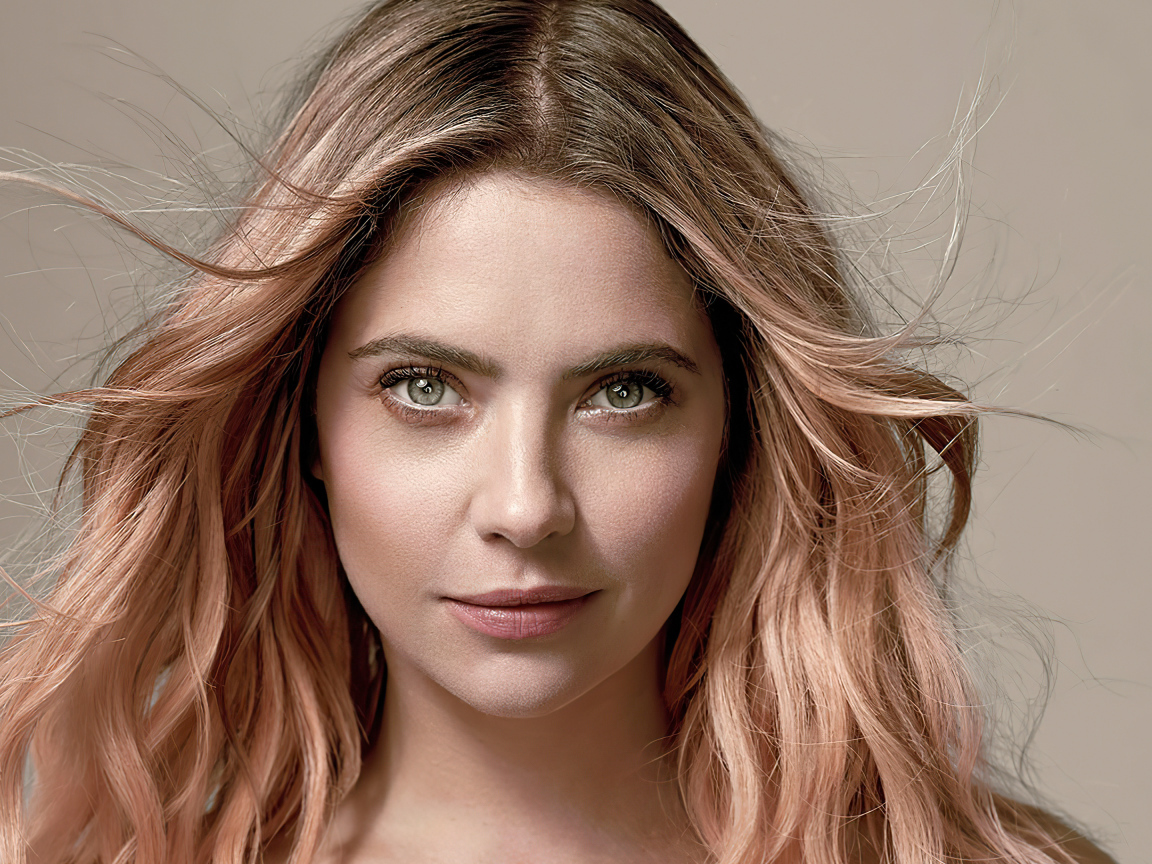 Красивая блондинка актриса Эшли Бенсон