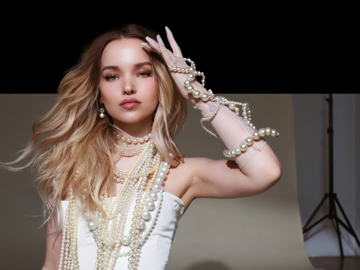 Красивая блондинка, актриса Дав Камерон в украшениях