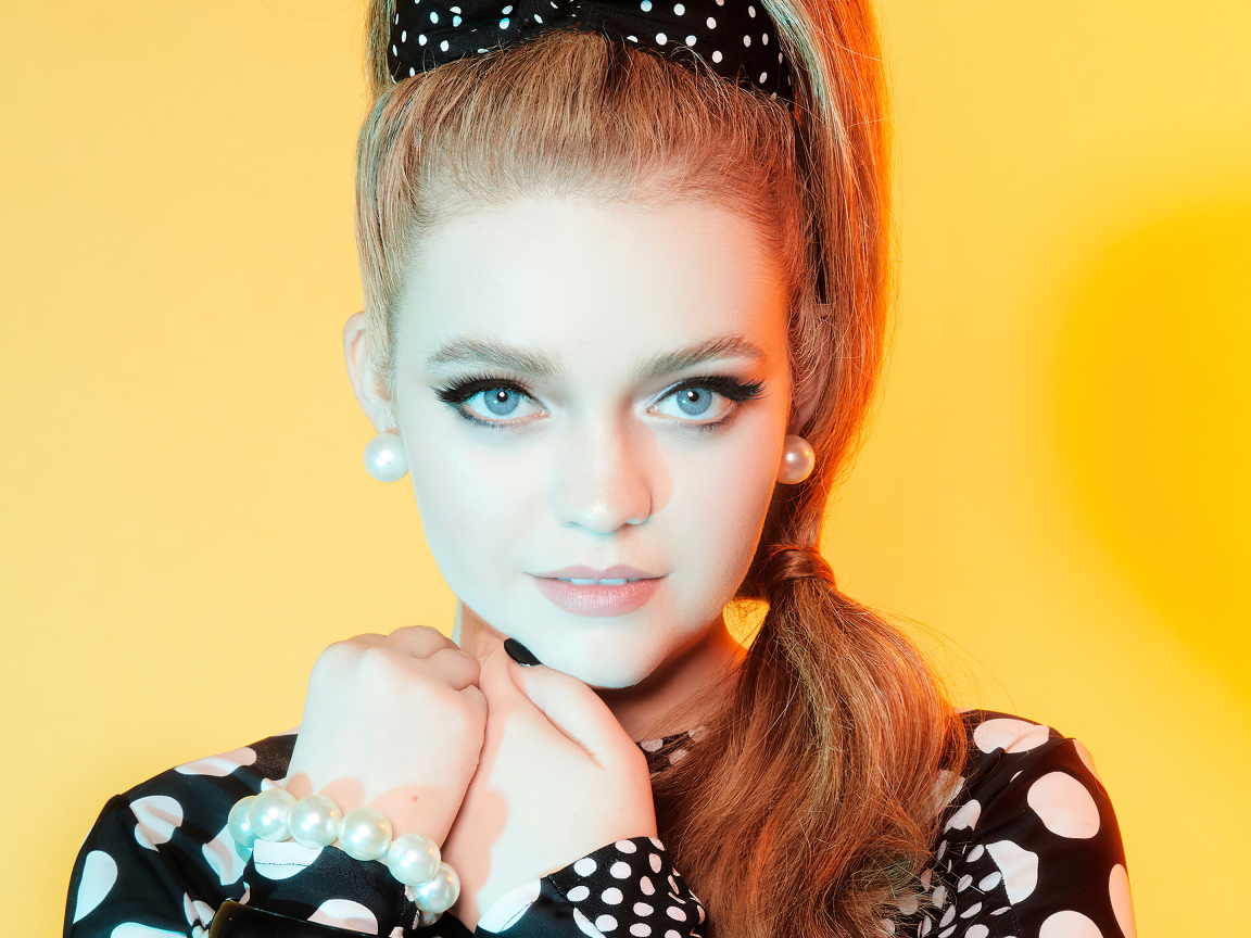 Красивая голубоглазая девушка Джэйд Петтиджон на желтом фоне