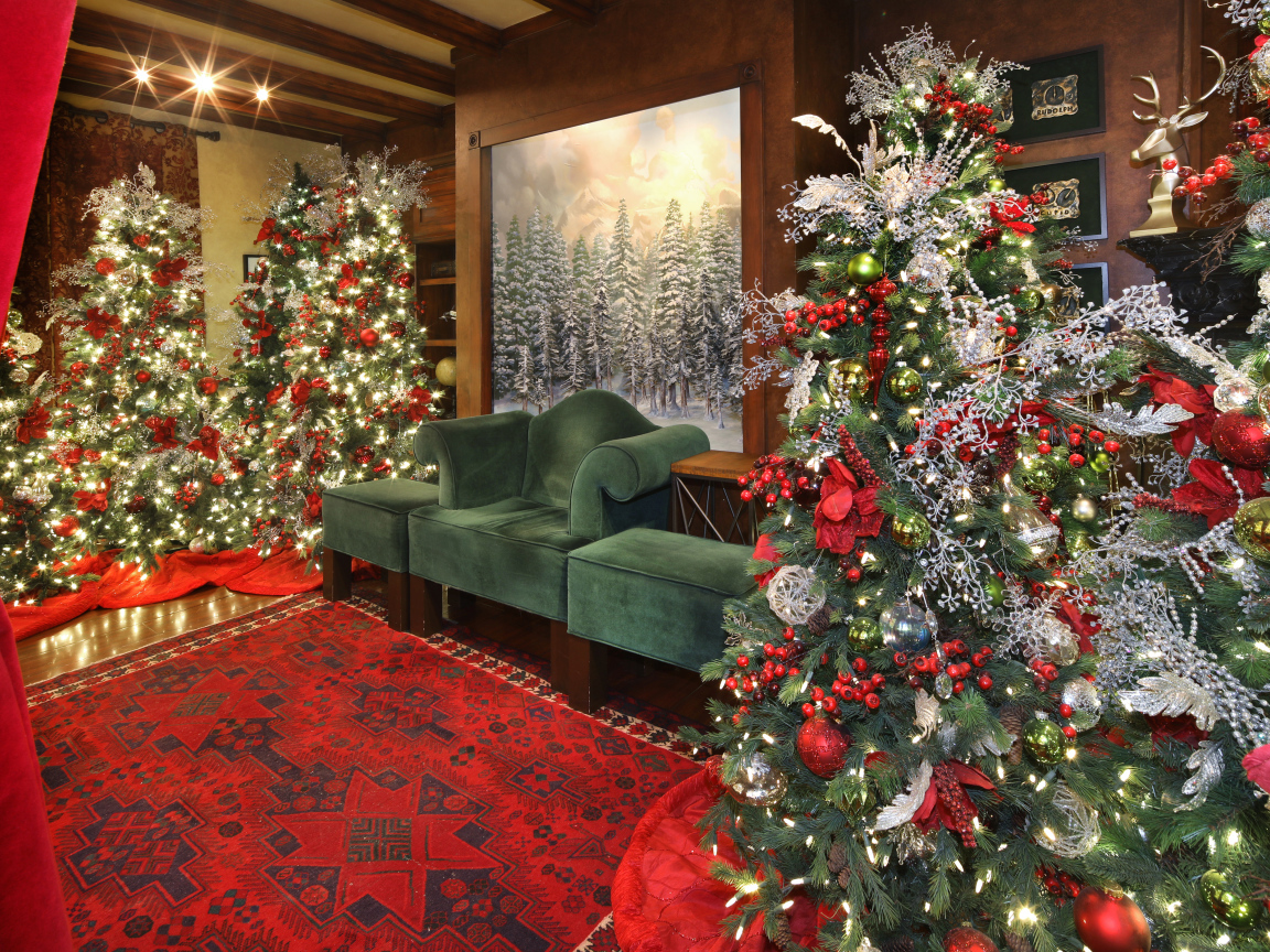 Красивая украшенная декором к рождеству комната 