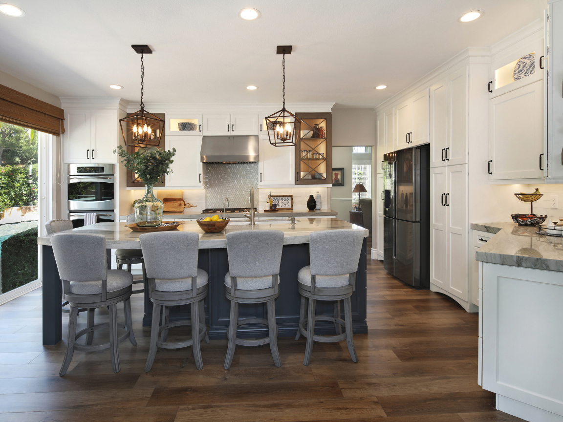 Красивая кухня с белой мебелью у окна