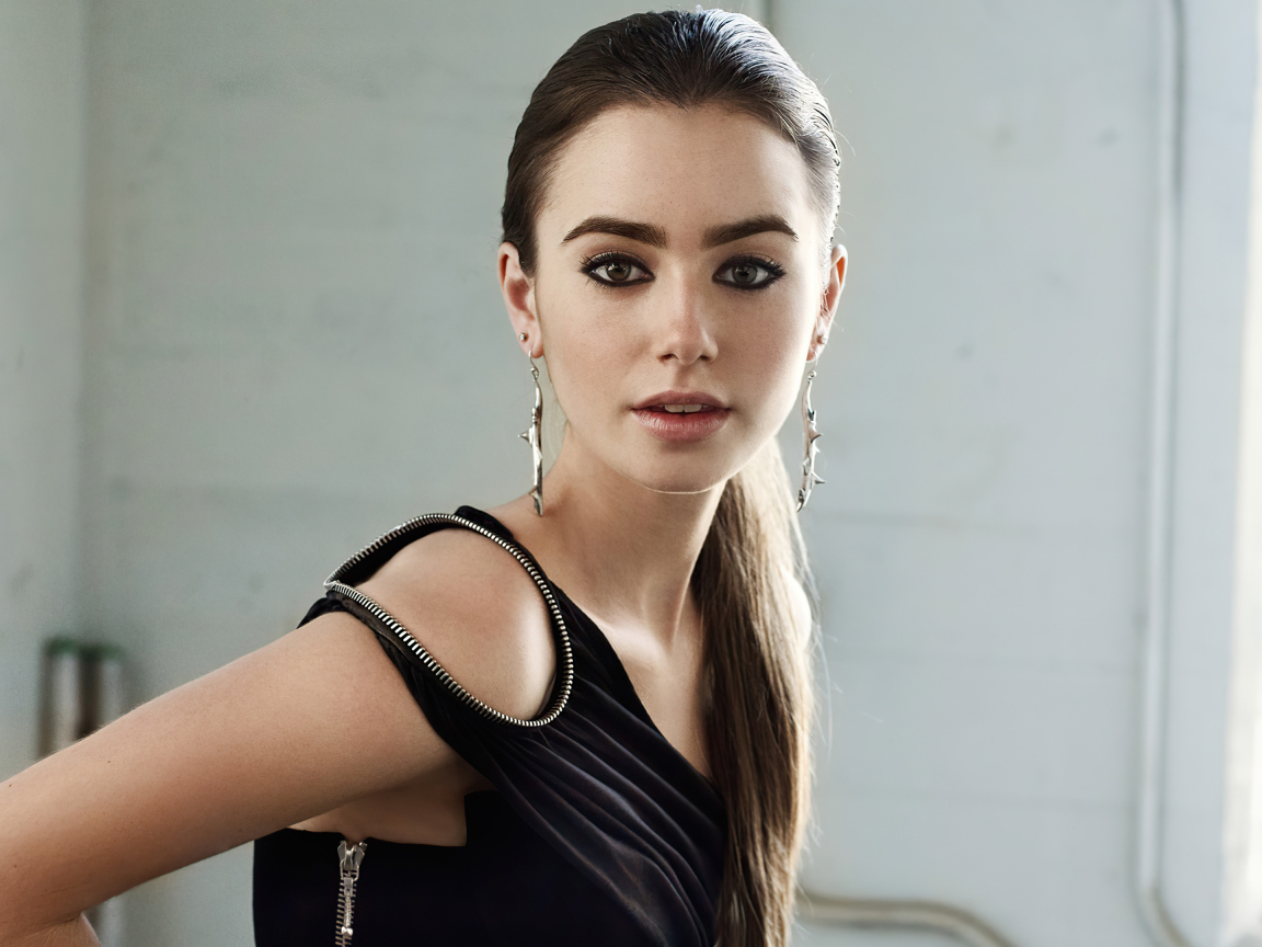 Кареглазая Лили Коллинз в черном платье