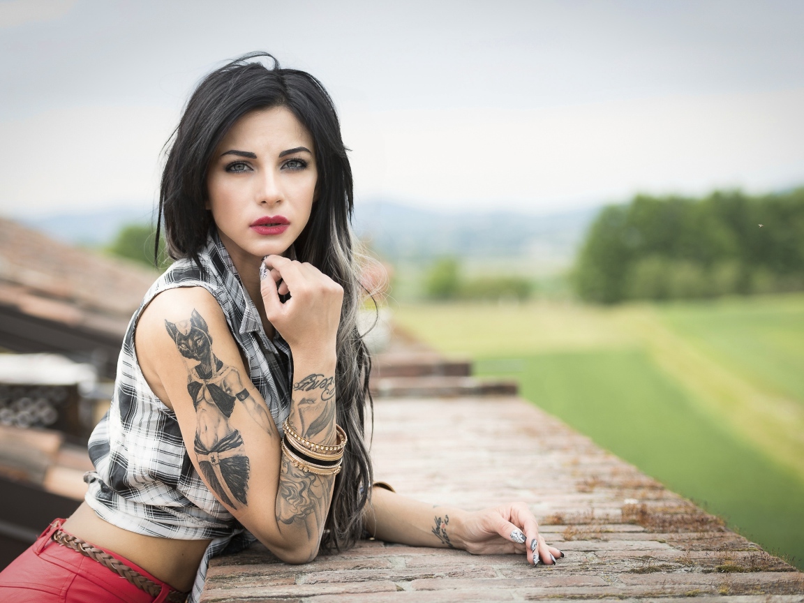 Девушка брюнетка с татуировкой кошки на плече 